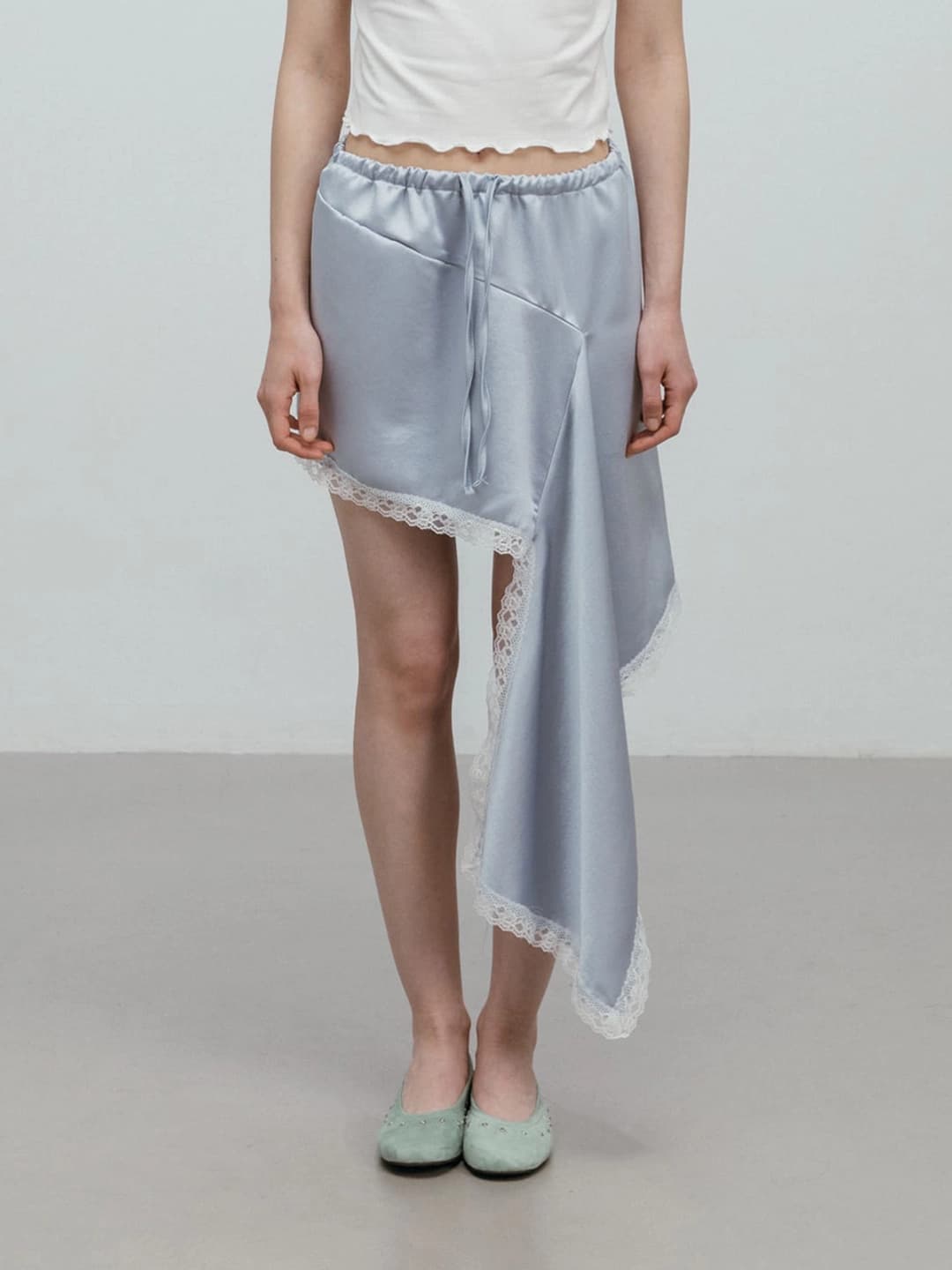 모이페어 SATIN LACE UNBALANCED SKIRT / SKYBLUE